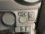 日本の駐車場は幅が広くないところが多くて、乗り降りが大変だったりしますよね。電動ミラーがあれば、室内でミラーをたためるので、駐車するときも便利ですね。