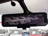 【日産のスマート・ルームミラーは内蔵モニターで後方の状況をクリアな画像で確認でき、通常のルームミラーに切り替えて後席の様子を確認することもできます。