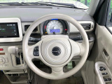 インテリアに合わせたデザインのステアリングは、運転される方のことも考え、運転しやすい形状、大きさです。是非一度、実際に触ってお確かめください。