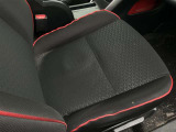 助手席側から見た車内の画像です。使い勝手の良い装備が整う上質な空間が広がっています。シートも快適で乗る人に安心感を与えます。