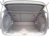 荷室は荷物を隠せるトノカバー付!充分な荷室の広さです!