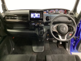 車内は光触媒抗菌消臭施工済です。インパネ周りはスタイリッシュなデザインです。グローブボックスやカップホルダーのほかにトレーなどたくさんの収納スペースが付いています。