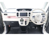 操作性に優れた運転席となります!小物入れや各ボタンの配置にこだわり、使いやすいです!座り心地もよく視認性も良好なのでロングドライブもお任せ下さい!