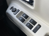 運転席ドアのウインドウ操作スイッチです。すべてのウインドウの開閉操作が可能です。また、ドアミラーはオート開閉なので、ドアロックで自動で閉じ、エンジンスタートで自動で開きます。