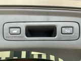 お好みの位置で止められるメモリー機能付の電動リアゲートです!後ろが狭い駐車場でもスムーズに荷物を積めて、さらに背が低い人の手がムリなく届く高さで止めることも可能です!