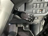 クルーズコントロール機能が付いています。 速度を設定するとアクセルを踏まなくても一定の速度で走ることができます。  高速道路ではとても便利な装置なんです。