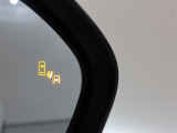 隣車線を走る車両をレーダーで検知し、ドアミラーでは確認しにくい後側方エリアに存在する車両に加え、急接近してくる車両も検知します。車両を検知するとドアミラーに搭載されたLEDインジケーターが点灯します。