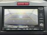 【バックカメラ】ギアをリバースに入れれば自動的にモニターが切り換わるので、車庫入れや後退確認がラクラク OKです!