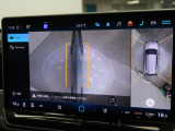 ギアをリバースに入れると車両後方の映像を映し出します。画面にはガイドラインが表示され、車庫入れや縦列駐車などの際に安全確認をサポートします。