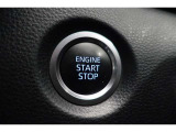 スマートエントリー&プッシュスタートはキーをバッグ等に携帯している時にブレーキを踏んでスタートボタンを押すとエンジンが始動します。車内に忘れた場合にはロック出来ませんので締め忘れの心配もなくなります!
