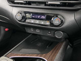 コード不要のワイヤレス充電付きです。