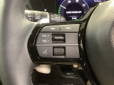ステアリングにオーディオ操作スイッチが付いています。オーディオ画面に直接タッチしなくても操作が出来ますので、運転に集中できます。
