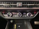 オートエアコンで、毎日のドライブを快適に。温度、風量を自動で調整し、理想的な車内環境を提供します。【ワイヤレス充電器】Qi対応のスマートフォンを置くだけで充電ができます。