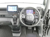 運転席からの視界はこんな感じです☆お気軽にご来店いただき、実際に座って是非お確かめください。ドライバーに寄り添う快適な操作フィールをもたらすステアリングです。