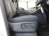 パワーシート搭載。微妙な調整が手軽にでき、ピッタリなポジションで運転することが可能です。