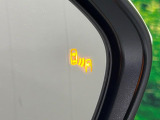 【リヤクロストラフィックアラート(RCTA)】駐車スペースから出る時に後方を横切ろうと接近してくる車両を検知しお知らせします。ショッピングモールなど大型商業施設の混雑した駐車場でも安心ですね♪
