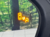 【ブラインドスポットモニター】走行中、ドアミラーの死角になりやすい箇所に後続車が接近するとサイドミラーのレンズに警告を表示!ドライバーに注意喚起をしてくれます。