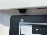 【バックカメラ】後退時に車両後方の映像をモニターに映す機能。目視できない死角を確認でき、衝突事故を防ぎます。駐車が苦手な方だけでなく全てのドライバーに必須の安全装備です。