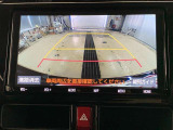 ディスプレイに後方の視界を表示し、車庫入れをサポート「距離目安線」「車幅延長線」およびステアリング操作に連動する「予想進路線」を画面に表示します。※必ず車両周辺の安全を直接確認してください。