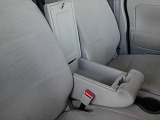 前席には収納機能の付いた大型の肘掛けが有ります。