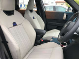 MINIの少し硬めのシートは乗り降りもしやすく、長距離ドライブでも疲れません。