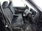 フロントシートはベンチシートで運転席と助手席の移動が簡単です。真ん中にはアームレストも装備されています!またシートの高さも調整もできます。