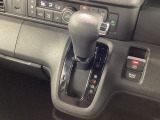 インパネシフトを採用しているので、前席の足元も広々としています。運転席と助手席の行き来もスムーズです!