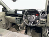 運転席まわりです。 各操作スイッチは使いやすい位置に配置されてます。