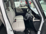 シートポジションも高く、運転しやすいです。シートリフター付きです。