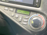 【オートエアコン】一度お好みの温度に設定すれば、車内の温度を検知し風量や温度を自動で調整。暑い&hellip;寒い&hellip;と何度もスイッチ操作をする必要はありません。快適な車内空間には必須の機能ですね♪