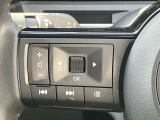 ステアリングの左側に、オーディオの操作ができるスイッチを装備しています。ハンドルから手を離さず操作できて便利です。