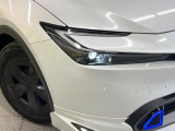 【LEDヘッドライト】悪天候や夜間走行時も良好な視界を確保し安心して運転できる高輝度LEDヘッドライトを装備!点灯速度が早く、消費電力も抑えられています。