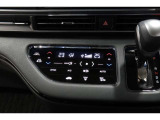 運転席と助手席の温度設定の変更が可能な左右独立タイプのデュアルエアコンです♪♪♪暑がりな人・寒がりな人も誰もが車内を快適にお過ごしいただけます♪♪♪