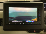ギヤをR(バック)に入れるとナビの画面に後ろの映像が映るリアカメラ付です。後退時、コンディションが悪い視界でもカラーバックモニターがドライバーをサポートします。