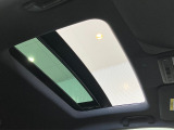 ガラス部は電動で開閉でき、チルトアップ機能も備えています!