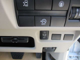 アイドリングストップ機能付です。特別な操作をしなくても、普段通りの運転をするだけで、エコドライブができる機能です。OFFボタンがありますので、必要に応じて使い分けてください。