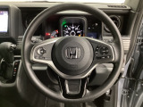 ハンドルにHondaセンシング系のクルーズコントロールやレーンキープアシストなどのスイッチと、オーディオの操作スイッチが装備されています。ハンドルから手を離さず安全に操作できます。