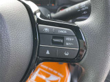 【クルーズコントロール】アクセル操作なしで一定速度を保つ機能。先行車との距離を自動調整する追従型が主流で、高速走行時の疲労を劇的に軽減します。長距離移動が多いお客様への商談では必須の快適装備です。