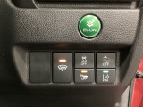 Hondaセンシング用の、VSA(ABS+TCS+横滑り抑制)解除と路外逸脱抑制機能のオンオフスイッチなどはハンドルの右側に装備しています。燃費に役立つECONボタンもここです。