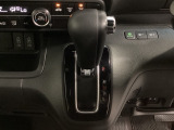 CVT車のセレクトレバーです。低速から高速まで、変速ショックのないスムーズな走りを実現するとともに、エンジン効率のよい領域を維持することで燃費にも貢献します。
