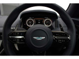 DB12には安全機能も標準装備しております。前後の衝突軽減ブレーキ、レーンキープアシスト、アダプティブクルーズコントロール、ブラインドスポットアシスト、ブレーキホールド、速度リミッター