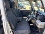 【運転席】座り心地が良いシートなので長時間の運転でも快適にお過ごしいただけます。新品のフロアマットのご注文も可能です。掲載箇所以外にご希望の写真がございましたらお気軽にお問い合わせ下さい。