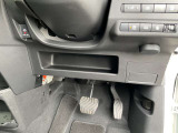駐車ブレーキは指で操作する電動式です