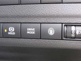 ドライブモードセレクターでSTANDARD、雪道にも強いSPORTとECOの3つの走りEVドライブを堪能できます。ブレーキペダルから足を離しても自動的にブレーキ力が保持されオートブレーキホールドも装備。