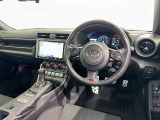 運転席まわりです。 各操作スイッチは使いやすい位置に配置されてます。
