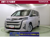大きく開いたフロングリルに太い横ラインがボディのワイドさを強調する【ノア】。大人数でのドライブや、大きな荷物を積んでのレジャーに活躍してくれます。この車は、当社試乗車として使用していた車です。