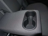 リヤシート中央には可倒式のアームレストもついています。