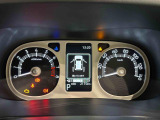 様々な車両情報を表示できるTFTマルチインフォメーションディスプレイを中央に配した視認性の高い大型2眼メーターです
