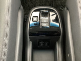 停車中にブレーキペダルを踏み続けなくてもブレーキ保持ができるオートマチックブレーキホールド機能もついております。USBチャージャー搭載。スマートフォンなどの充電にとっても便利です。