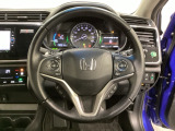 ハンドルにHondaセンシング系のクルーズコントロールやレーンキープアシストなどのスイッチと、オーディオの操作スイッチが装備されています。ハンドルから手を離さず安全に操作できます。